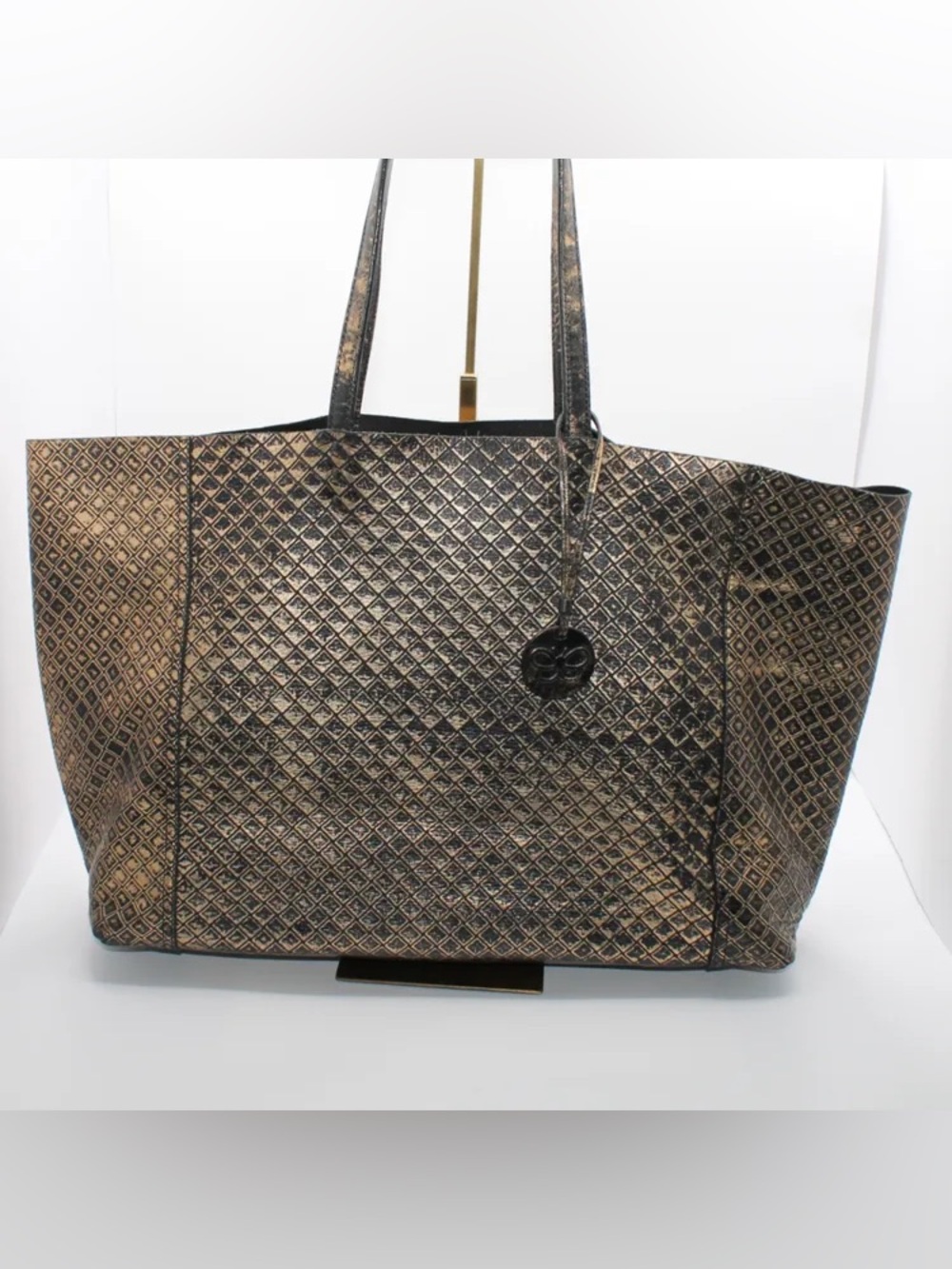Bottega Veneta Intrecciomirage Leather Medium tote bag Embossed leather Appears